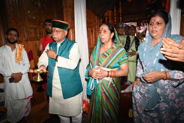 मंदिर में पूजा अर्चना करते हुए राज्यपाल।