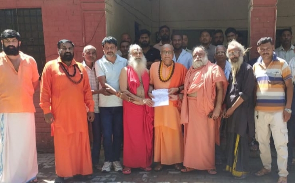 ज्ञापन देने के लिए एकत्रित संत