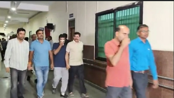 घूस लेने के आरोपित सीबीआई के स्पेशल कोर्ट में पेश