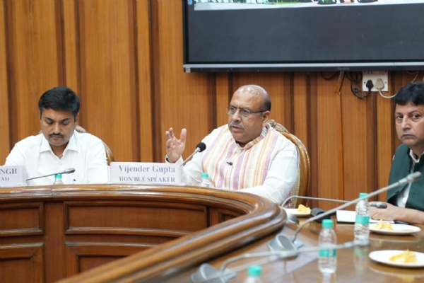 दिल्ली विधानसभा में सोमवार को 28 राज्यों के 45 युवा छात्रों के प्रतिनिधिमंडल से संवाद करते अध्यक्ष विजेद्र गुप्ता