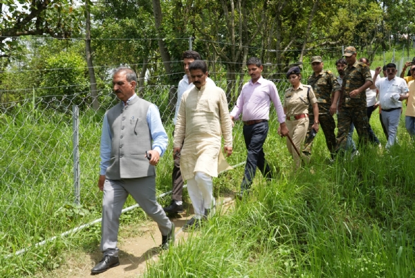 आपदा ग्रस्त परिवारों से मिलने जाते हुए मुख्यमंत्री सुखविंद्र सिंह सुक्खू।
