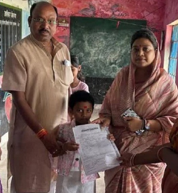 मप्रः शहडोल सांसद ने शासकीय विद्यालय में कराया अपनी बेटी का एडमिशन