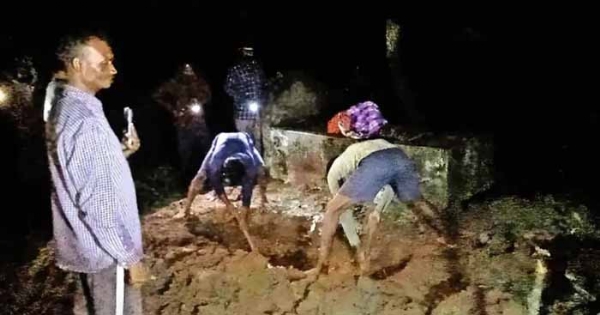 धर्मांतरित महिला के शव को कब्र निकालकर कब्रिस्तान में दफनाया