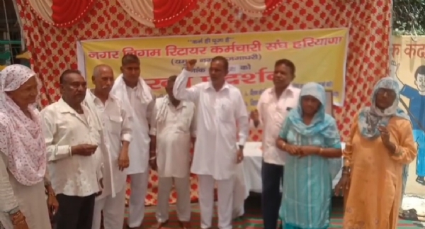 धरना प्रदर्शन करते निगम रिटायर्ड कर्मी