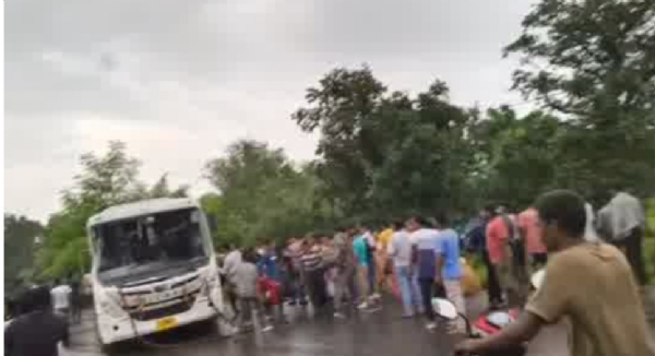 दुर्घटनाग्रस्त वाहन व धटना स्थल पर जुटे लोग