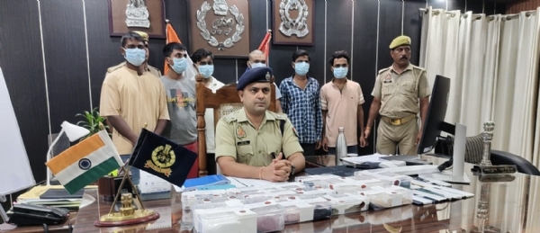 इज्जतनगर पुलिस और एसओजी की संयुक्त कार्रवाई में बरामद स्मैक, नकदी और उपकरणों के साथ आरोपी तस्कर