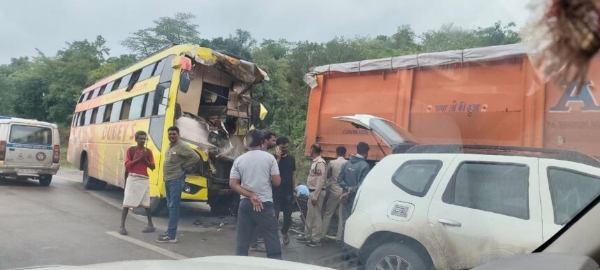 कोरबा : खड़े ट्रेलर से भिड़ी डबल डेकर बस, बॉडी काटकर निकाला फंसे यात्री को