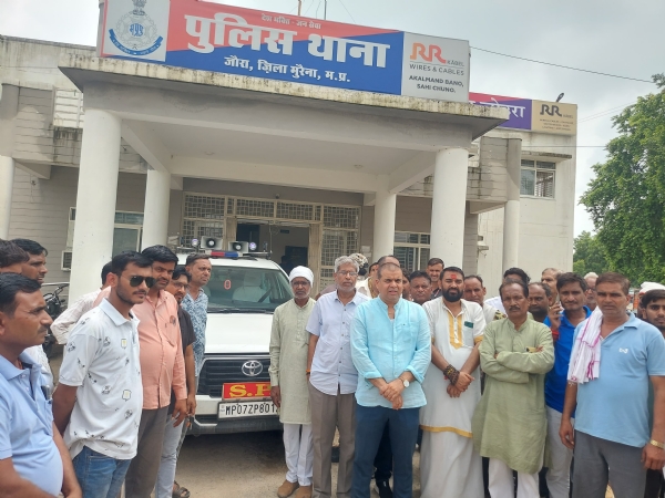 लूट के बारे में बताता ग्रह मालिक, थाने पर मौजूद विधायक एवं अन्य