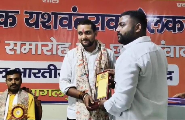प्रतिभागी को पुरस्कृत करते अतिथि