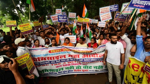बिहार लोक सेवा आयोग (बीपीएससी) टीआरई 4.0 के अभ्यर्थियों ने डोमिसाइल नीति लागू करने की मांग को लेकर  प्रदर्शन करते