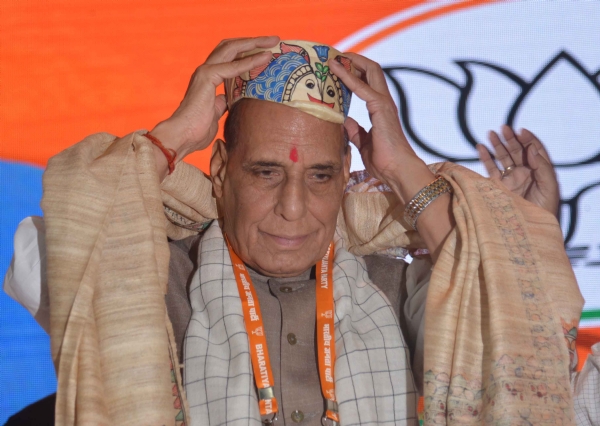 केंद्रीय रक्षा मंत्री राजनाथ सिंह को  बीजेपी प्रदेश कार्यसमिति की बैठक के दौरान  सम्मानित करते