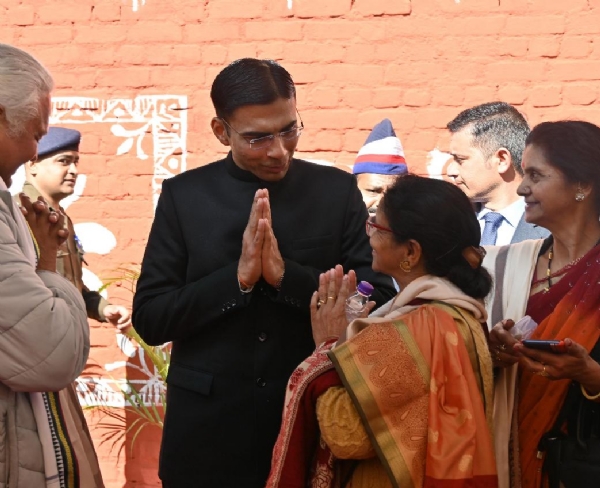 बुजुर्ग दंपत्ति से बात करते जिलाधिकारी सविन बंसल