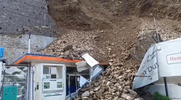 राजगढ़: कोटली में भूस्खलन से पेट्रोल पंप को भारी नुकसान किसी के हताहत होने की सूचना नहीं पहाड़ी से अचानक हुआ भारी भुस्खलन