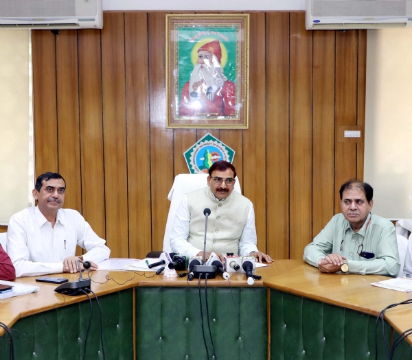 पत्रकार वार्ता को संबोधित करते कुलपति प्रो. नरसी राम बिश्नोई।