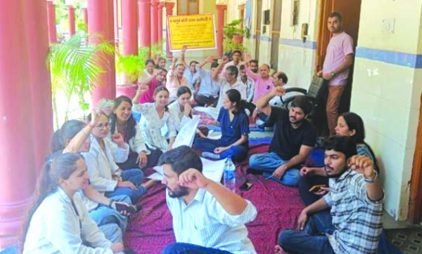 धरना स्थल पर कर्मचारी