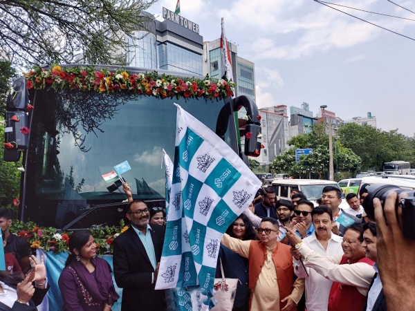 गुरुग्राम से भारत की पहली एसएसआई मंत्रा एम मेड इन इंडिया सर्जिकल रोबोट यात्रा को झंडी दिखाकर रवाना करते मंत्री राव नरबीर सिंह।