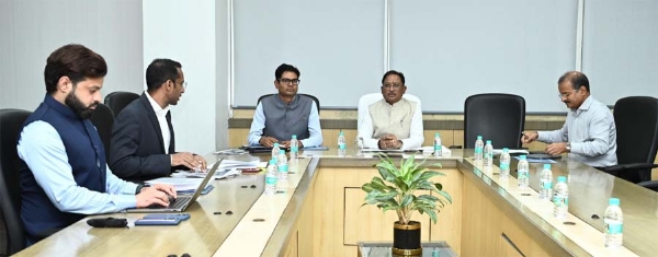 मुख्यमंत्री विष्णुदेव साय जीएसटी विभाग की समीक्षा बैठक लेते हुए