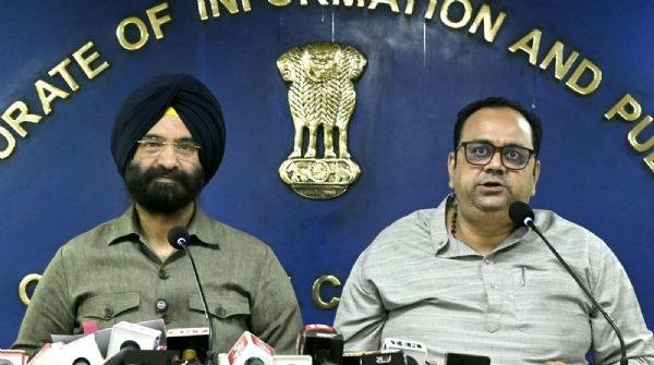दिल्ली सचिवालय में बुधवार को प्रेस वार्ता करते मंत्री पंकज कुमार सिंह और मनजिंदर सिंह सिरास