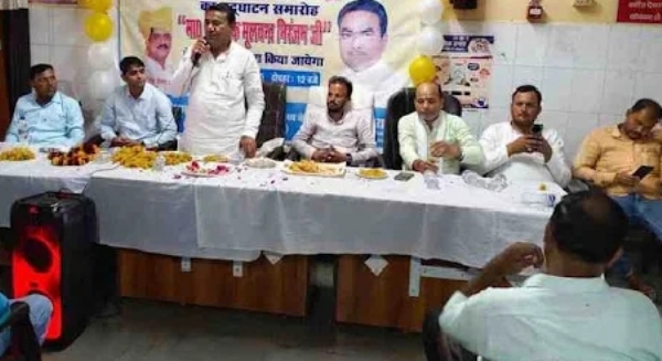 मंच से बोलते विधायक