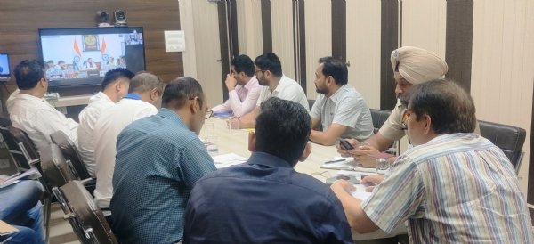 सीएम की वीडियो कांफ्रेंस में भाग लेते एडीसी वीरेंद्र सहरावत व अन्य अधिकारी।