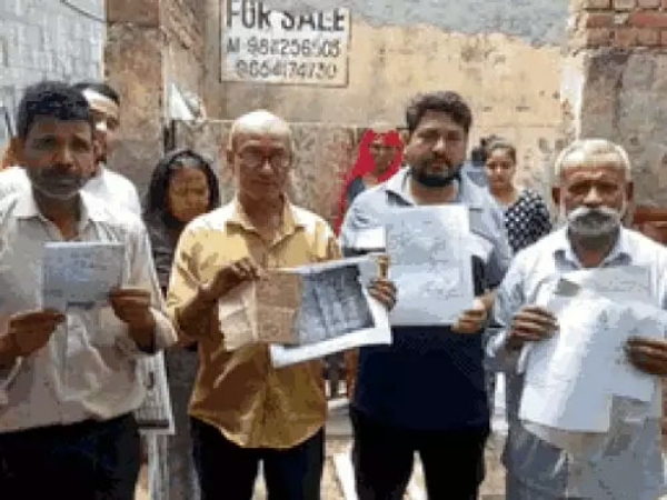 नेहरू कालोनी के लोग नोटिसों को दिखाते हुए