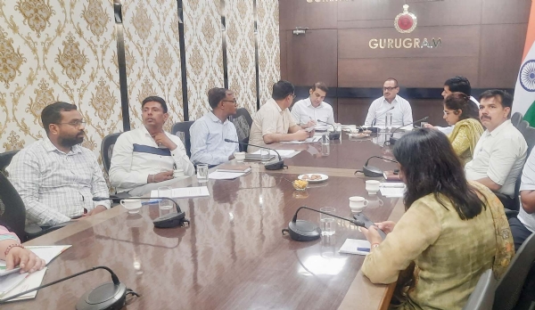 गुरुग्राम में बरसात से जलभराव को लेकर बैठक में मौजूद अधिकारी।