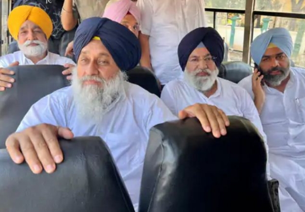 पंजाब के पूर्व डिप्टी सीएम सुखबीर बादल काे थाने में लेकर जाती पुलिस
