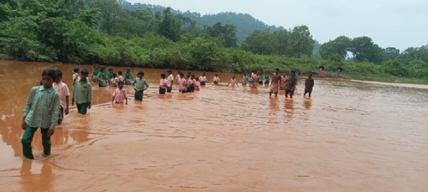 कोयला नदी पार करते छात्र