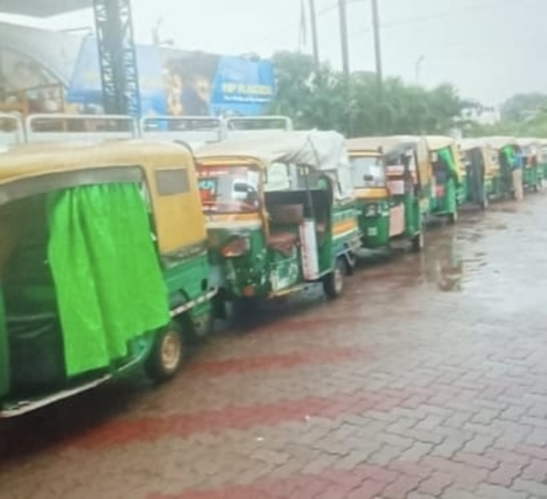 सीएनजी के लिए लाइन में खडी ऑटो