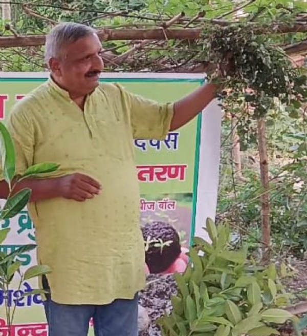 खपड़ा भांजी की जानकारी देते सुनील आनंद