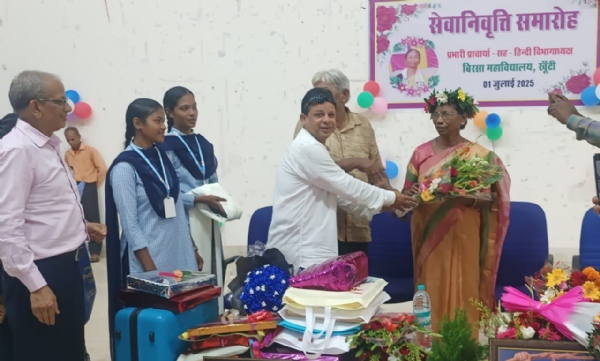 हंस चैरिटेबल ट्रस्ट ने सेवानिवृत्त प्रभारी प्राचार्या को दी विदाई