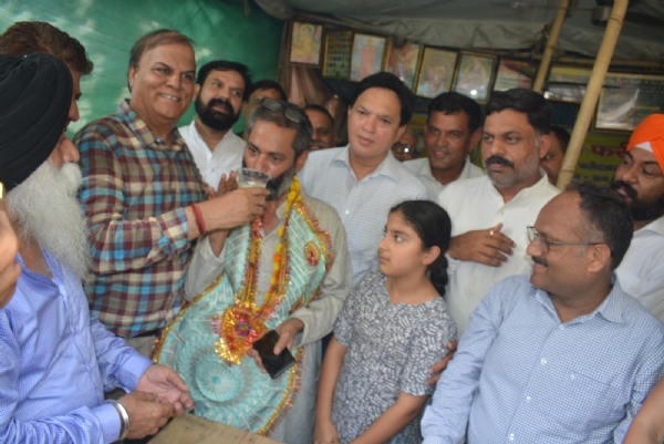 सतीश चोपड़ा की भूख हड़ताल तुड़वाते एसडीएम व अन्य सामाजिक लोग