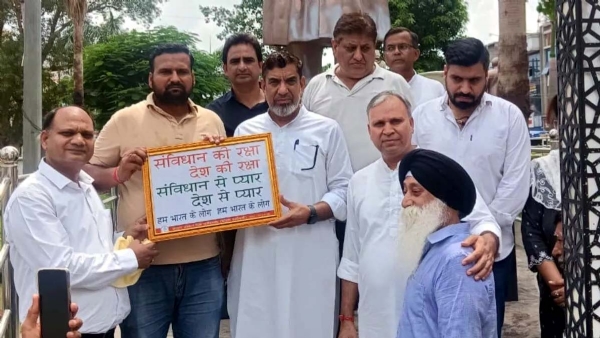 कांग्रेस के विधायक आफताब अहमद,वरिष्ठ नेता विजय प्रताप सिंह आदि विरोध जताते हुए।