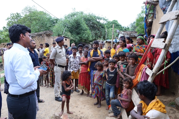 मनेर विधान सभा क्षेत्र अंतर्गत विशेष सघन पुनरीक्षण कार्य का निरीक्षण करते जिलाधिकारी डॉ त्यागराजन एस.एम.आई.ए.एस.