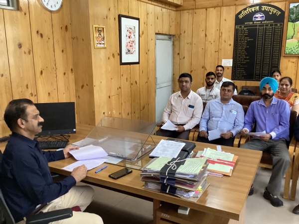 जिला मोनिटरिंग समिति की बैठक में मौजूद एडीसी और अन्य अधिकारी।