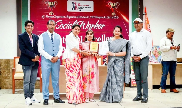 सुचेता ग्रोवर सेल्फ डिफेंस सोसायटी के कार्यक्रम में अवार्ड प्राप्त करते हुए।