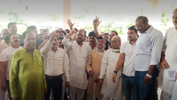 मैला कांड: पटवारी के विरुद्ध प्रकरण वापिस लेने कांग्रेस ने किया प्रदर्शन, आठ को बड़ी तादाद में सडक़ों पर उतरने का एलान