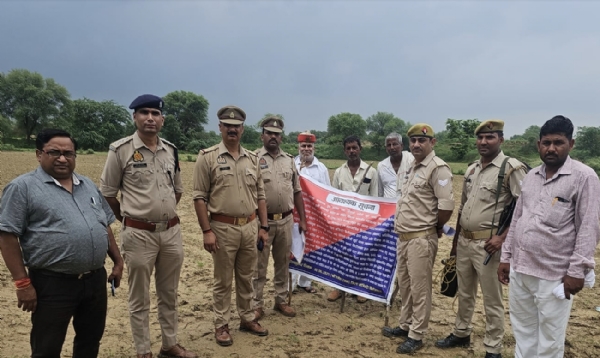 संपत्ति कुर्क करती पुलिस टीम