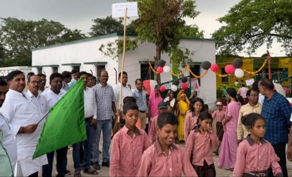 जागरूकता रैली को हरी झंडी दिखाते मडिहान विधायक रमाशंकर सिंह पटेल।