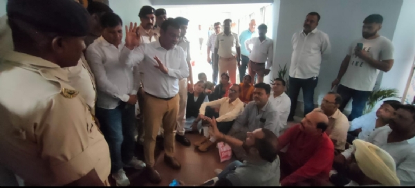 कांग्रेस का धरना और प्रदर्शन