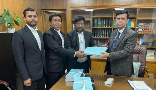 आईसीटी की जांच टीम आरोप पत्र सौंपती हुई।