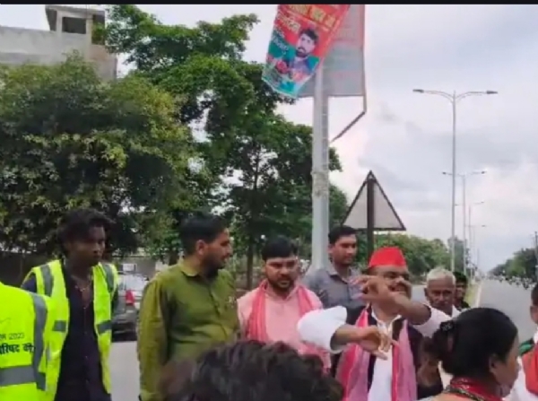 कन्नौज: सपा की होर्डिंग्स हटाने पर नपाप कर्मियों से विवाद