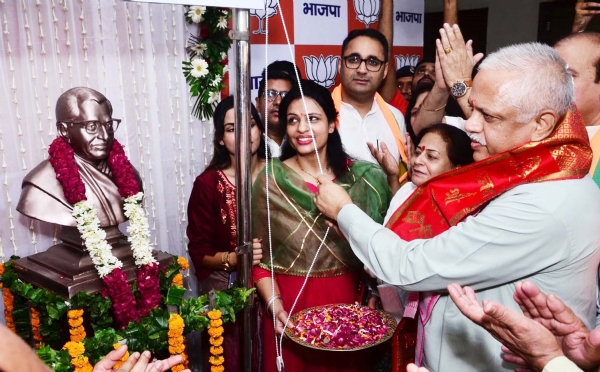 गुरुग्राम भाजपा कार्यालय में पंडित दीन दयाल उपाध्यय की प्रतिमा का अनावरण करते भाजपा के राष्ट्रीय महामंत्री बी.एल. संतोष।