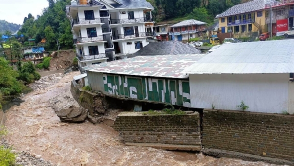 नाले में आई बाढ़ से टूटी सुरक्षा दीवार ।
