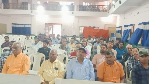 कार्यक्रम में उपस्थित नगरवासी।