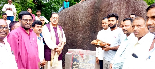 शिलान्यास करते वित्त मंत्री राधाकृष्ण किशोर