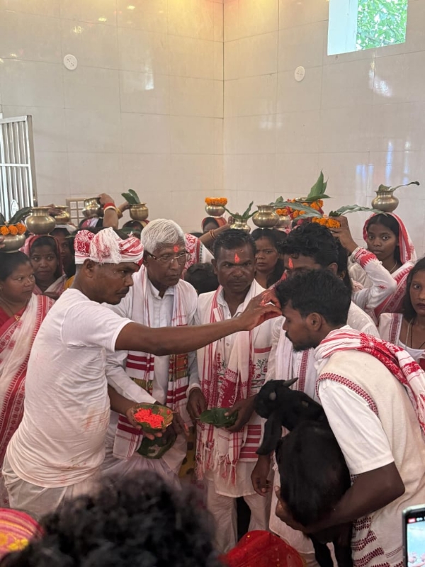 अनुष्ठान में जुटे सरना धर्मावलंबी