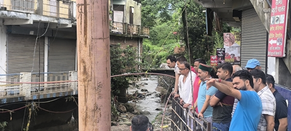 प्रभावित क्षेत्र का जायजा लेते हुए उपमुख्य सचेतक।