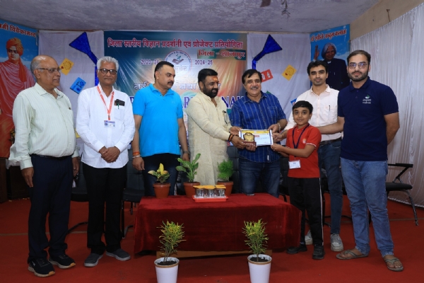 आगम को पुरस्कृत करते अतिथि।