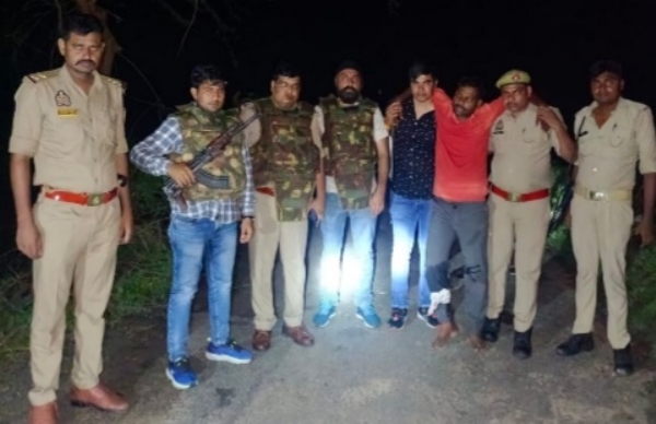 घायल को हॉस्पिटल ले जाते पुलिस कर्मी